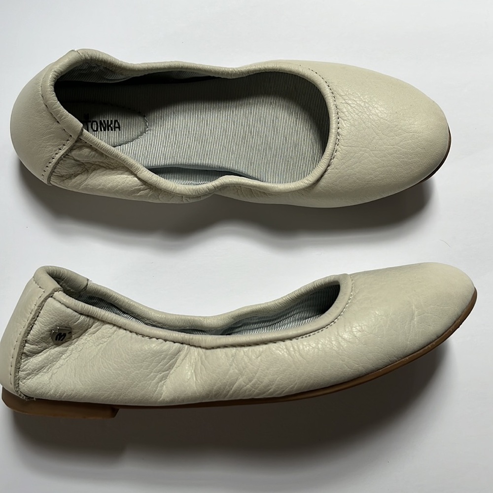 Minnetonka off white ballet flat shoe